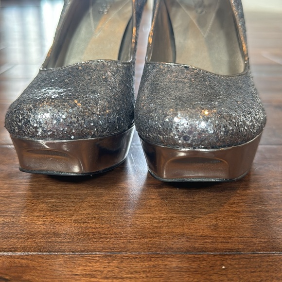 Guess silver sparkle stiletto round toe platform size 7.5 dressy shoes - Picture 3 of 6